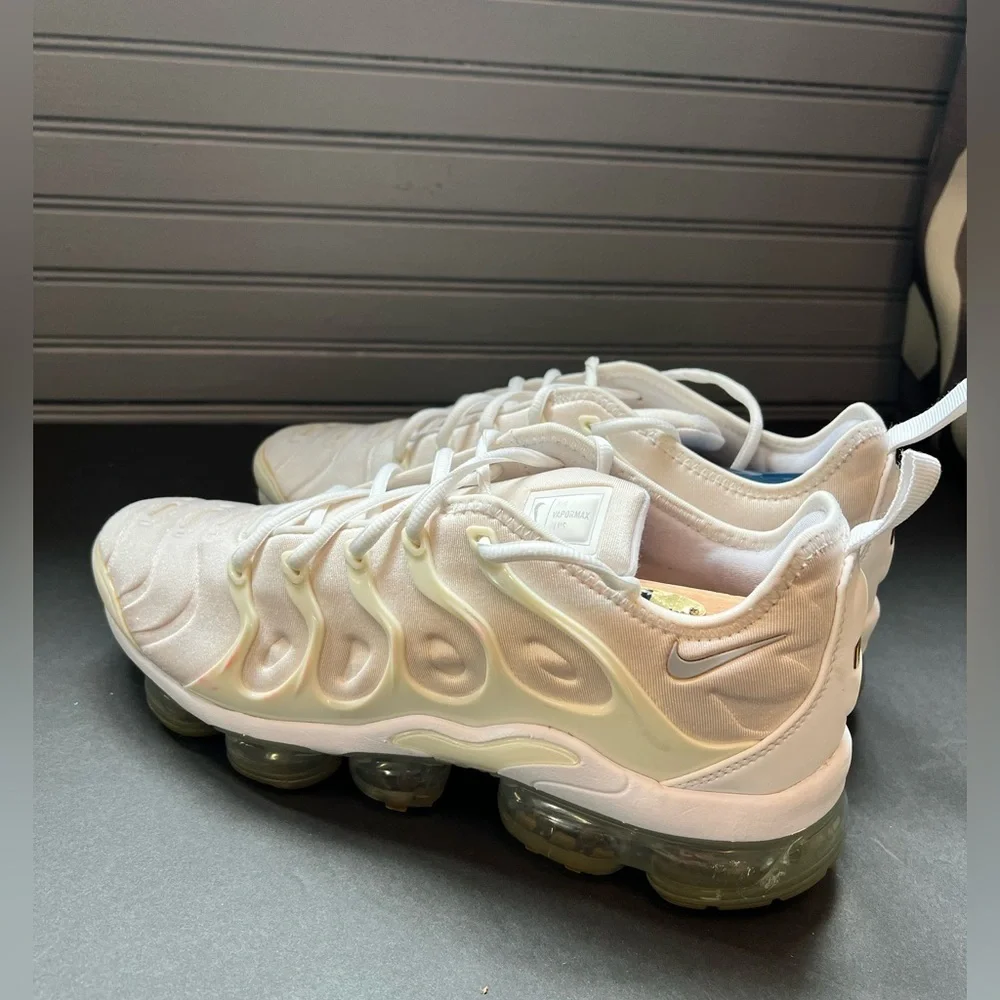 NIKE AIR VAPORMAX PLUS SHOES SIZE. 9.5 TRIPLE WHITE PLATINUM SNEAKERS